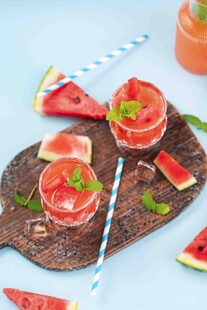 西瓜鸡尾酒配水果装饰