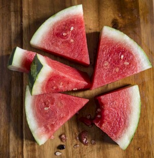 木桌上的新鲜西瓜切片