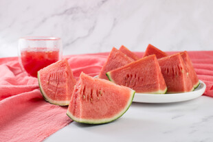 新鲜切块西瓜与西瓜汁