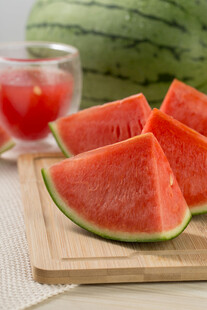 木盘上的新鲜切块西瓜