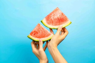 双手捧起的新鲜红西瓜