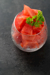 玻璃杯中新鲜西瓜块