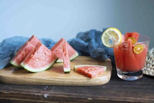 西瓜切片与西瓜汁饮品
