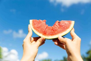 双手捧起咬过的甜美西瓜