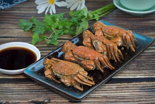 美味清蒸螃蟹配蘸料