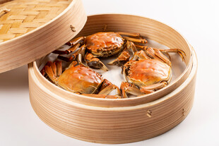 竹蒸笼里的美味大闸蟹