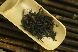 木勺中的干茶叶