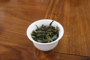 嫩绿茶叶