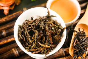 碗中干茶叶与茶汤