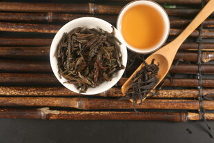 竹席上的茶叶与茶汤