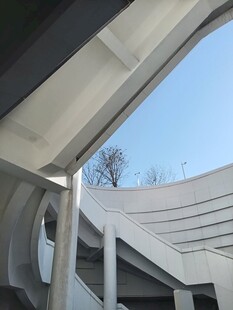 现代建筑独特外观视角