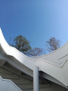 现代建筑独特屋顶景观