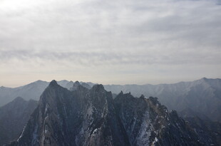 巍峨群山云雾缭绕景观