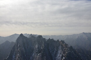 巍峨山峦云雾缭绕景观