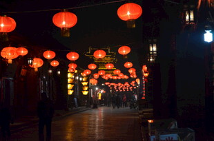 古巷红灯笼营造温馨夜景