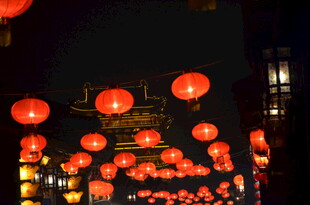 夜晚街头悬挂的红灯笼