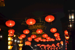 古巷红灯笼夜景