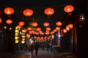 古巷中悬挂的夜灯笼景色