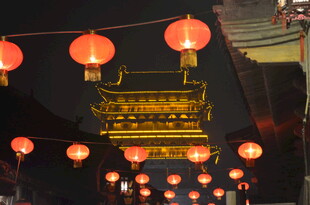 古街红灯笼映照古建筑