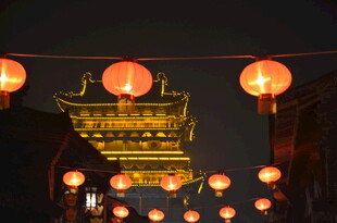 古街夜景挂红灯笼
