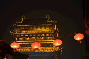 古楼夜景 红灯高悬