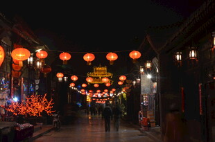 古街夜色灯笼璀璨迷人