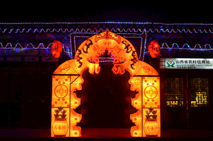 传统中式灯笼拱门夜景