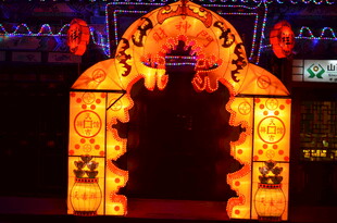 传统门楼彩灯 璀璨夺目
