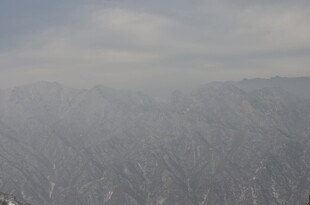 雾中朦胧山林景色