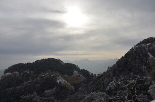 山峦云海间的壮丽景致