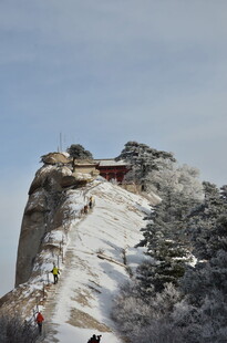 雪覆山峰上的建筑景观