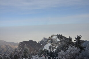 雪覆山峦美景