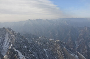 雪覆山峦壮丽景观