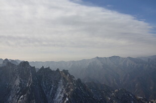 巍峨群山云雾缭绕景观