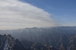 壮丽山峦与天际云海景观