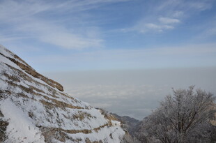 雪覆山峦景色壮美