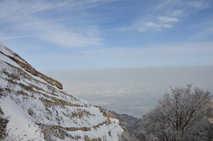 雪覆山峦冬日景致