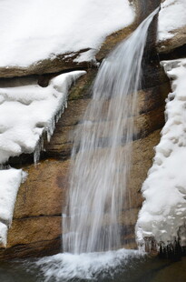 冬日冰雪覆盖的山间小瀑布