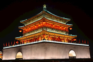 西安钟楼夜景璀璨生辉