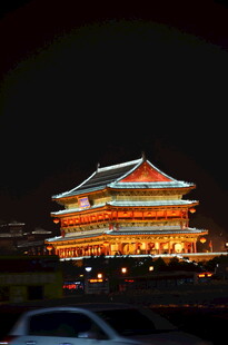 夜晚灯火辉煌的中式古建筑