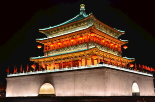 西安钟楼夜景璀璨夺目