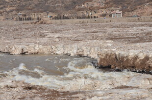 黄河奔腾的壮丽自然景观