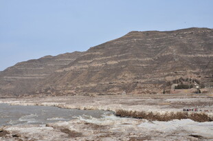 黄河边的荒凉山丘景色
