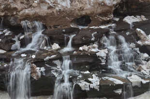 山间小瀑布景观