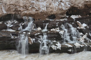 冬日冰瀑景观美如画