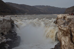 黄河壶口瀑布壮观景象