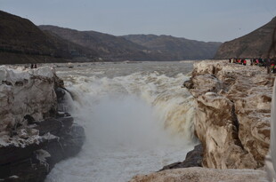 黄河壶口瀑布壮观景象