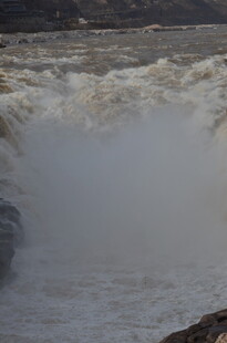 黄河瀑布壮观水流景象