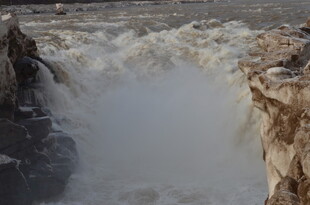黄河壶口瀑布壮观景象