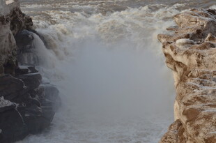 壮观瀑布水流倾泻而下